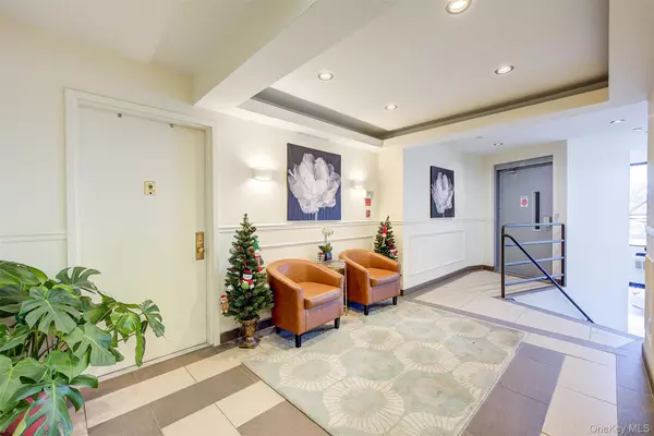 Briarwood, NY 11435,13546 Grand Central Pkwy #4C