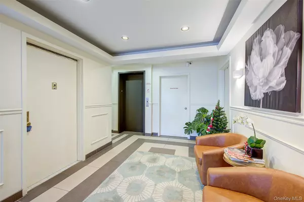 Briarwood, NY 11435,13546 Grand Central Pkwy #4C