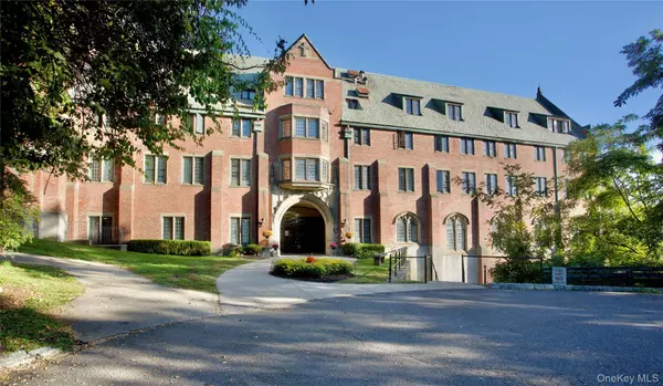 Peekskill, NY 10566,305 Chateau Rive ST #305