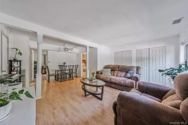 Middle Island, NY 11953,136 Bailey Court #136