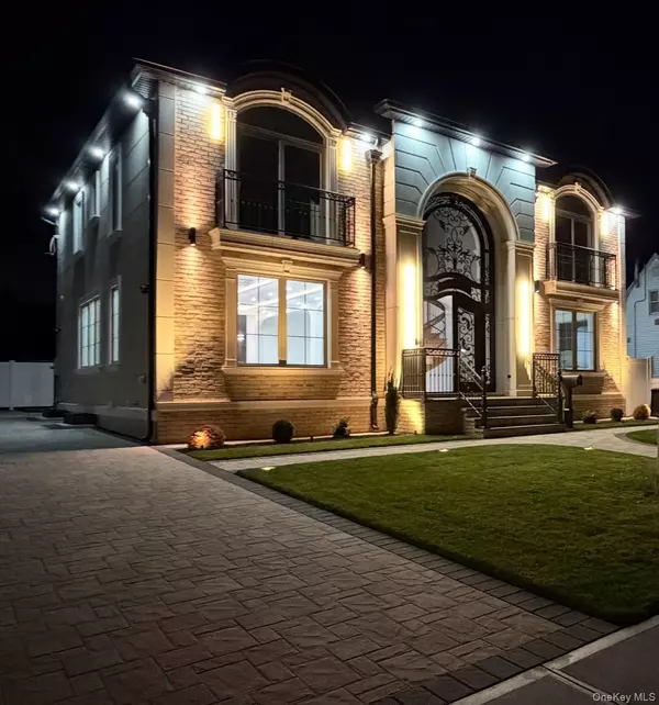 2481 Putnam DR, East Meadow, NY 11554