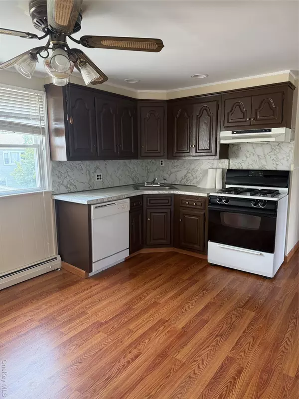 Westbury, NY 11590,28 Lenox AVE