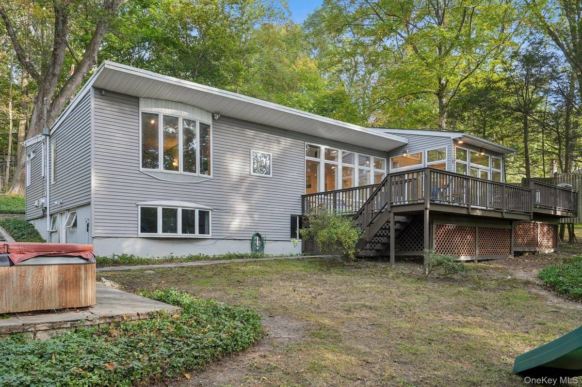 Mahopac, NY 10541,69 Woodland RD