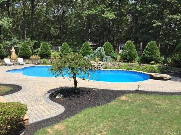 Ridge, NY 11961,3 Farmhouse DR