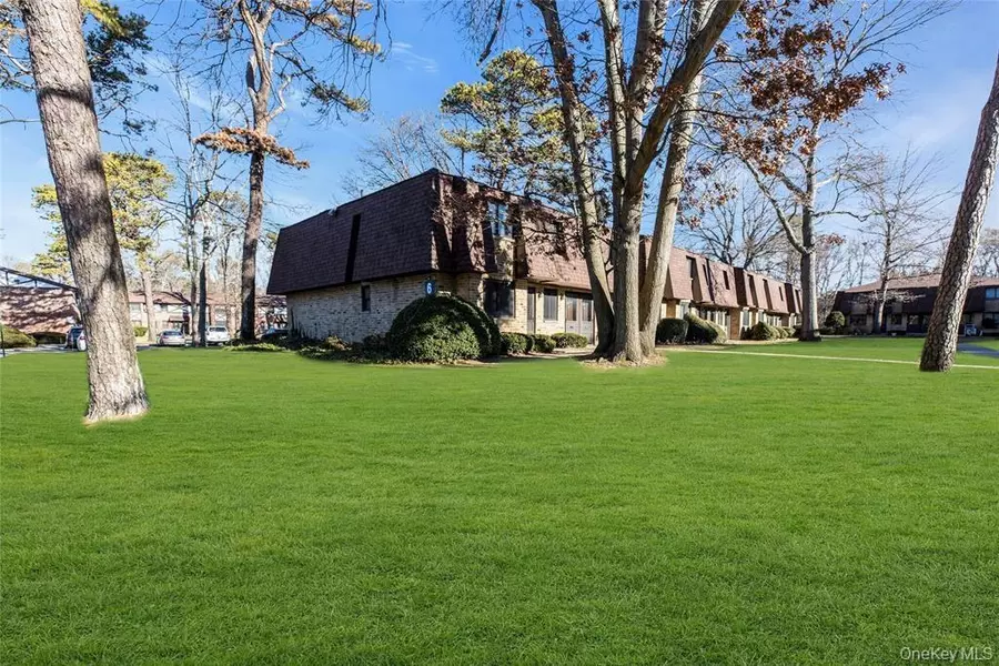 33 Newbrook LN #33, Bay Shore, NY 11706