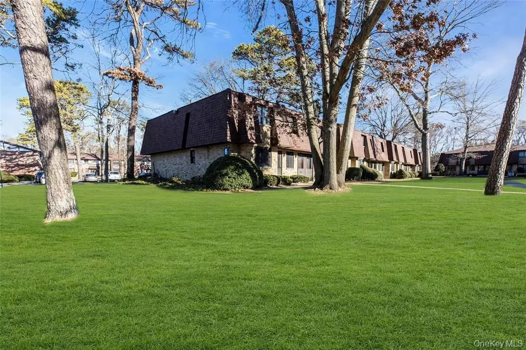Bay Shore, NY 11706,33 Newbrook LN #33