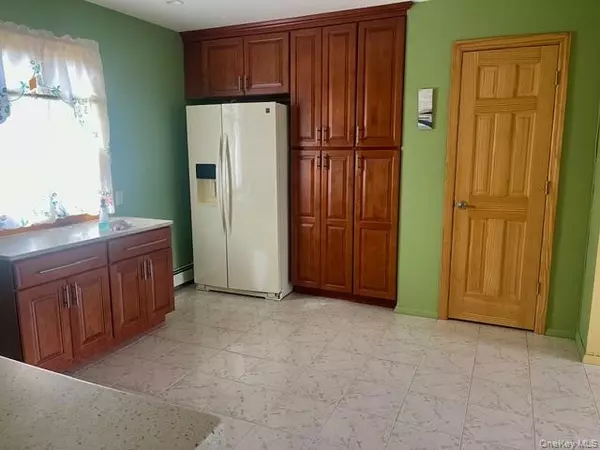 Lindenhurst, NY 11757,325 S 8th ST