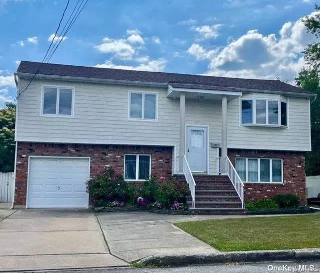 325 S 8th ST, Lindenhurst, NY 11757