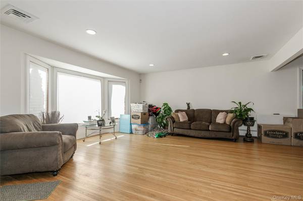 Plainview, NY 11803,61 Mitchell AVE