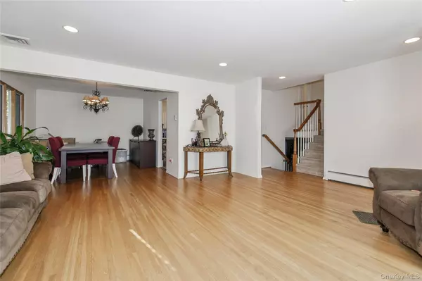 Plainview, NY 11803,61 Mitchell AVE