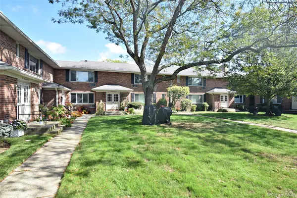 72 Edmunton DR #B-7, North Babylon, NY 11703