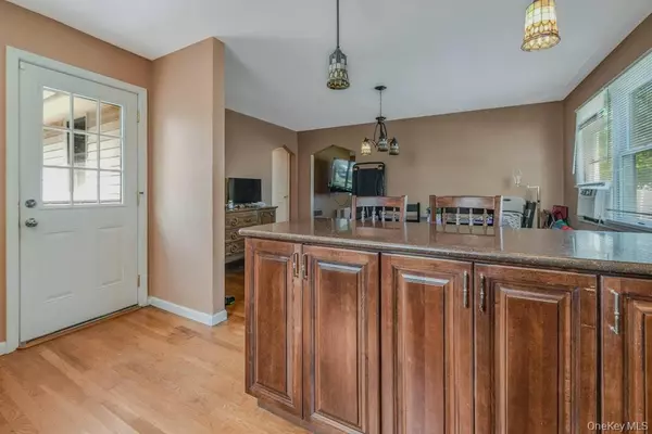 North Babylon, NY 11703,170 Wickfield LN