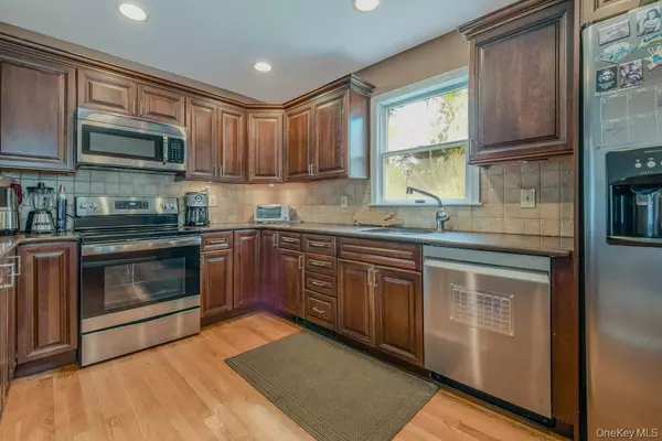 North Babylon, NY 11703,170 Wickfield LN