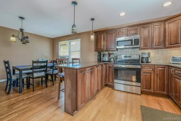 North Babylon, NY 11703,170 Wickfield LN