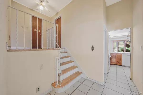 Garden City South, NY 11530,379 Roxbury RD