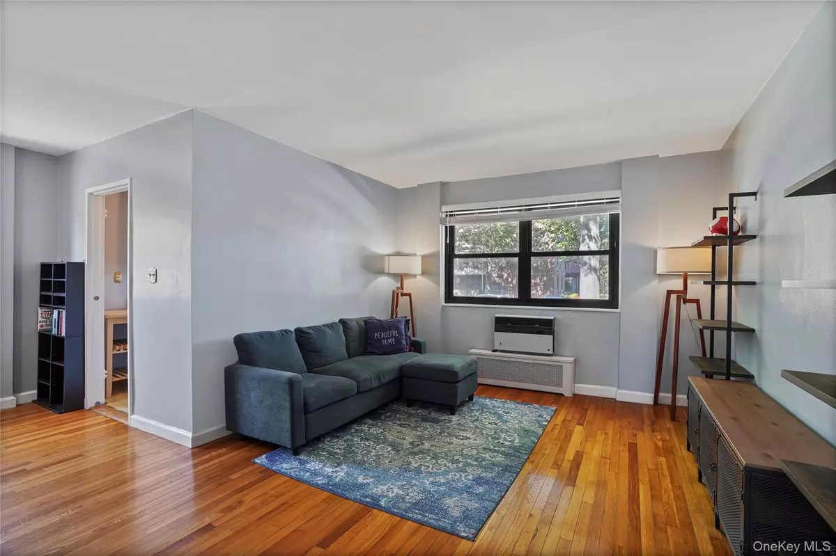 Howard Beach, NY 11414,84-18 155th AVE #1R