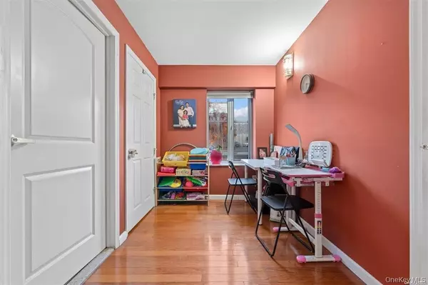 Forest Hills, NY 11375,64-34 Grand Central Pkwy #1B