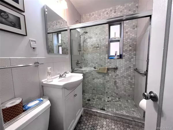 Bronx, NY 10462,2080 Barnes AVE #5C