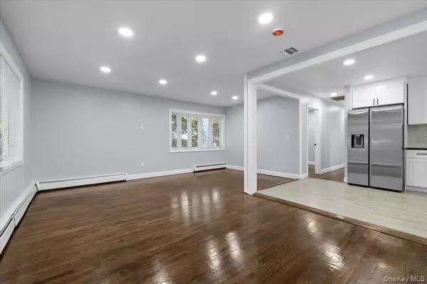 Bay Shore, NY 11706,1358 Saxon AVE