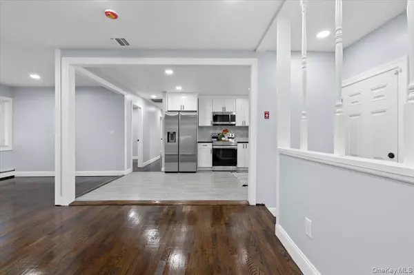 Bay Shore, NY 11706,1358 Saxon AVE