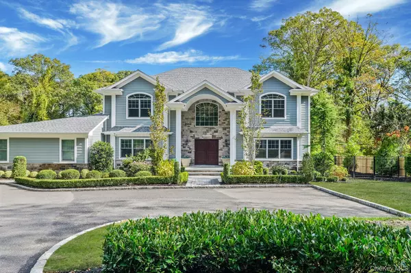 4 Carriage CT, Dix Hills, NY 11746