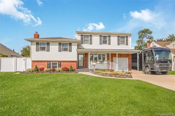 15 Whalen ST, North Babylon, NY 11703