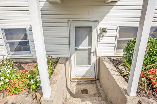 North Babylon, NY 11703,15 Whalen ST