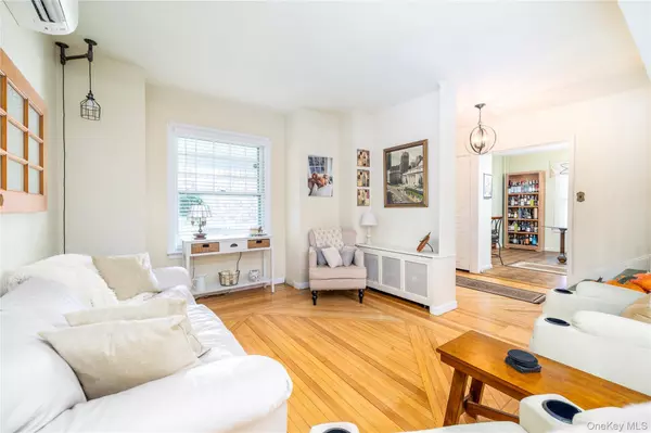 Rockville Centre, NY 11570,75 Hendrickson AVE