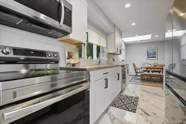 Roslyn, NY 11576,16 Ridge DR