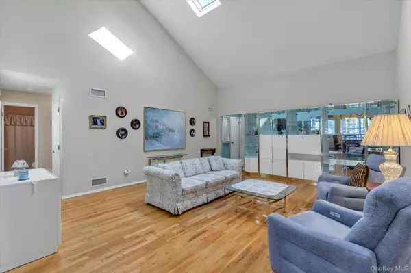 North Babylon, NY 11703,20 Primrose LN