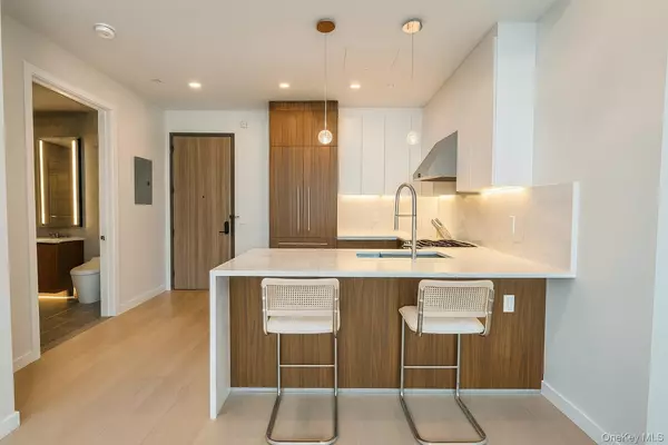 Flushing, NY 11354,35-32 Leavitt St #PH H