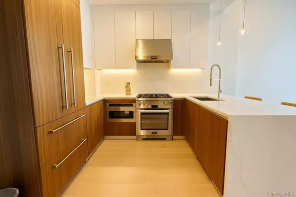 Flushing, NY 11354,35-32 Leavitt St #PH H