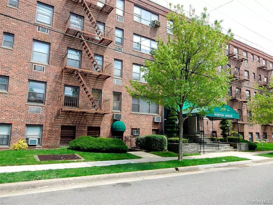 Mineola, NY 11501,120 Horton Highway #Apt. A13