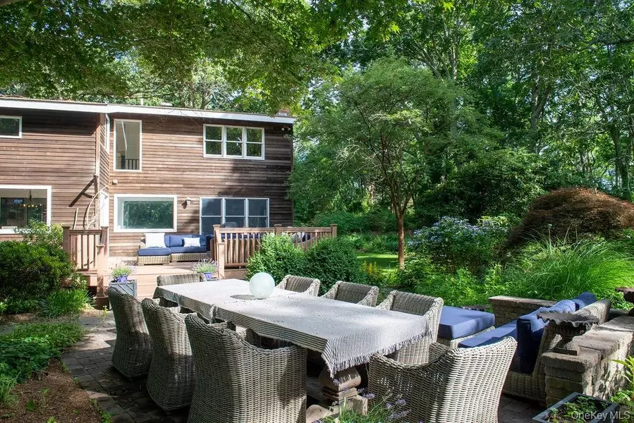 1045 Wagon Wheel LN, Cutchogue, NY 11935