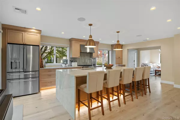 Bay Shore, NY 11706,21 Doral LN