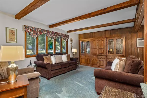 Kings Park, NY 11754,32 Ravenwood DR