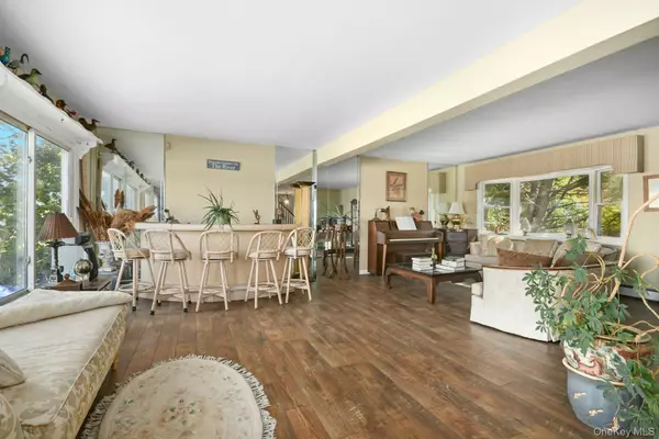 Oakdale, NY 11769,136 Connetquot DR