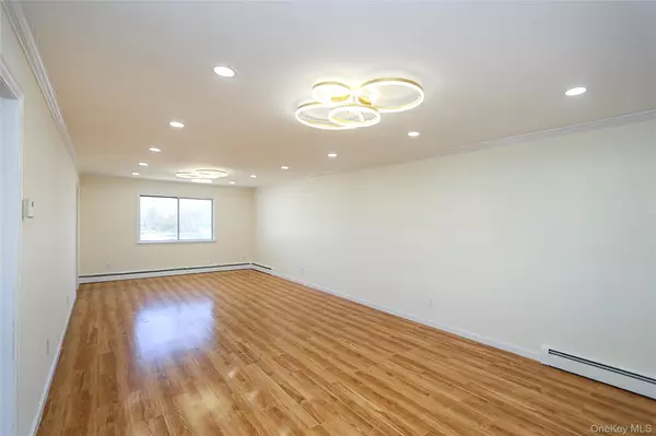 North Babylon, NY 11703,1 Deer Lake DR