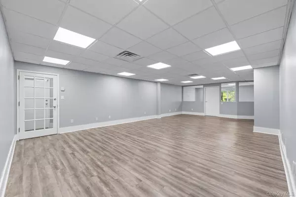 Smithtown, NY 11787,308 W Main ST #203