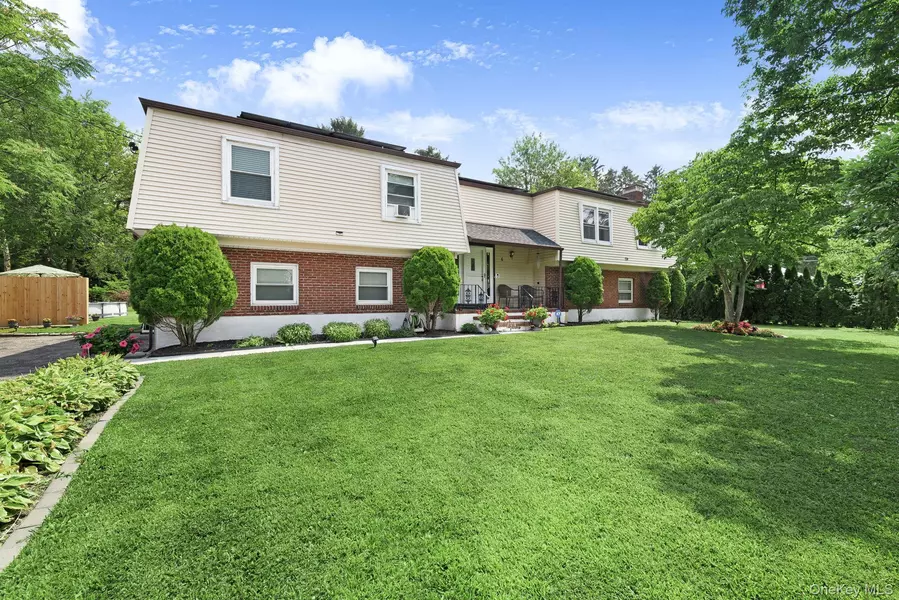 6 Farmstead RD, New Windsor, NY 12553