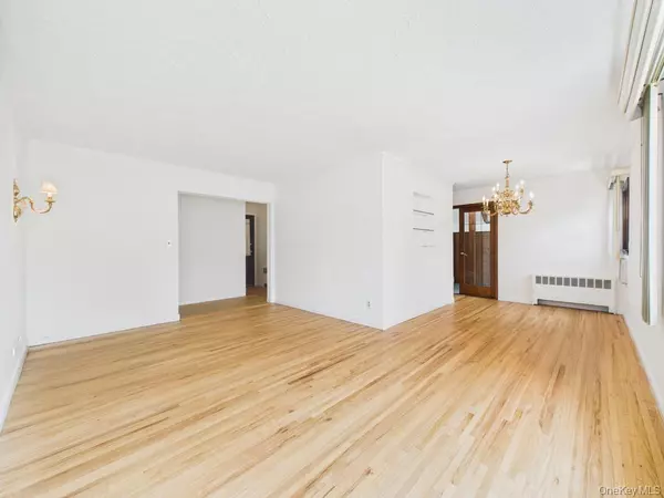 Massapequa, NY 11758,408 Briarwood RD