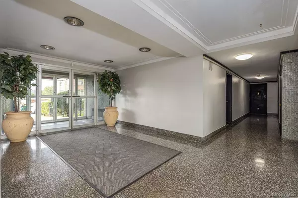 Yonkers, NY 10701,222 N Broadway #6G