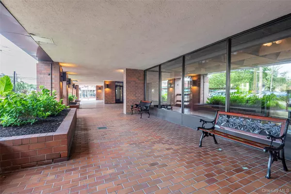 Great Neck, NY 11021,12 BOND ST #4C