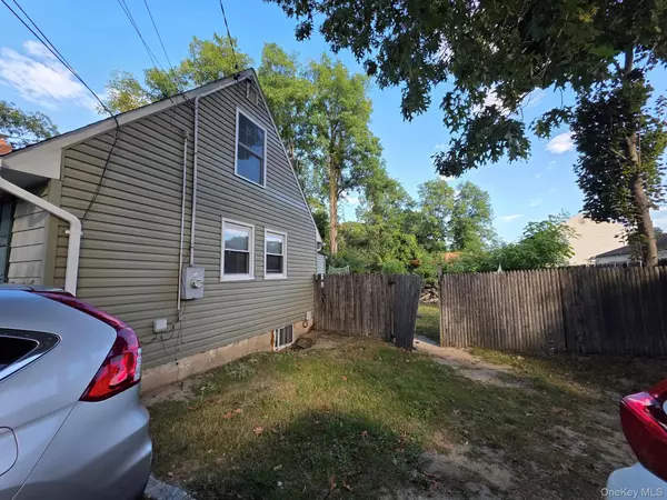 Selden, NY 11784,21 Henry AVE