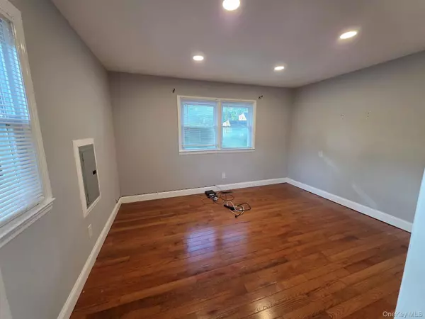 Selden, NY 11784,21 Henry AVE