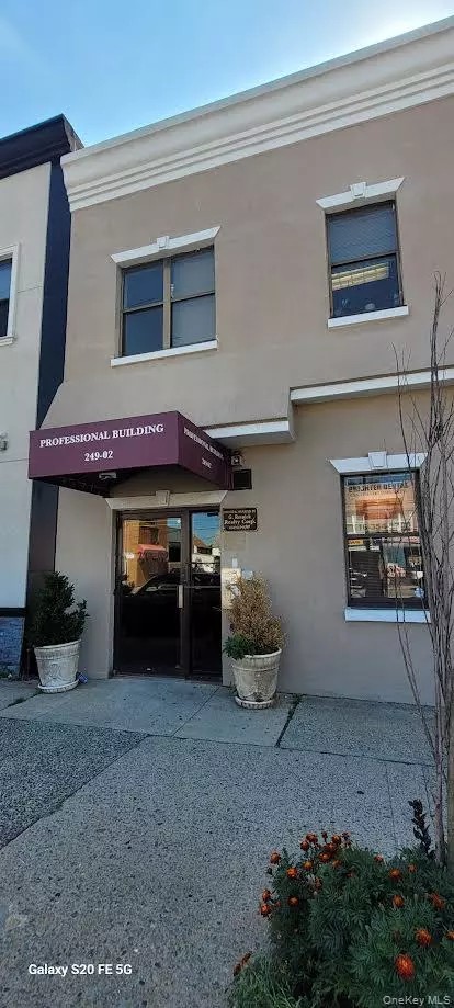 Floral Park, NY 11001,249-02 Jericho Turnpike #202