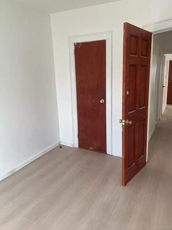 Woodhaven, NY 11421,93-08 74TH PL