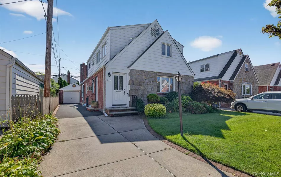 227 Brown ST, Mineola, NY 11501