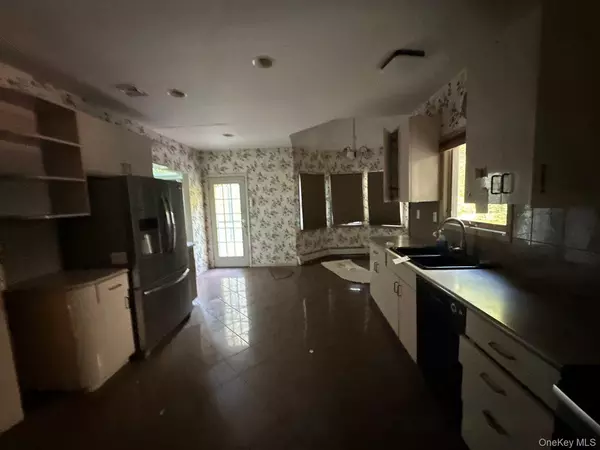 Huntington, NY 11743,1 Oakleaf CT
