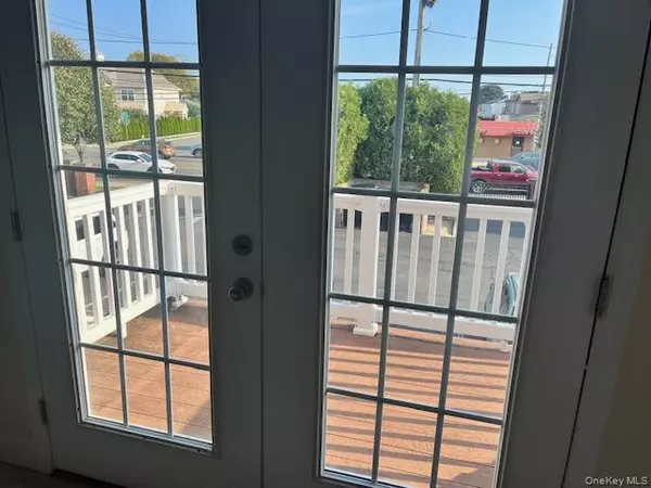 Lindenhurst, NY 11757,392 Montauk Highway